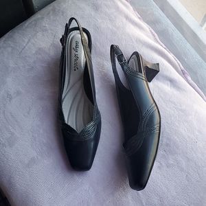 NIB Easy street Stunning slingback pumps